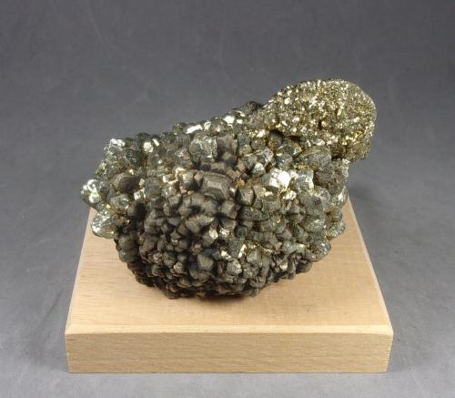 Marcasita<br />Shakespeare Cliff, Dover, Distrito Dover, Condado Kent, Inglaterra / Reino Unido<br />8 x 6 x 4,5  cm.  372,2 g. Cristal más grande 5 milímetros.<br /> (Autor: J. G. Alcolea)