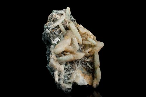 Whitlockite<br />Río Big Fish, distrito minero Dawson, Territorio Yukon, Canadá<br />7.5 x 4.5 x 2 cm / main crystal: 2 cm<br /> (Author: MIM Museum)