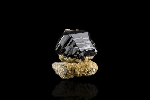 Cassiterite and Siderite<br />Minas da Panasqueira, Aldeia de São Francisco de Assis, Covilhã, Castelo Branco, Cova da Beira, Centro Region, Portugal<br />2.5 x 3.5 x 2.5 cm / main crystal: 2.2 cm<br /> (Author: MIM Museum)