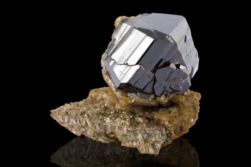 Casiterita con Siderita<br />Minas da Panasqueira, Aldeia de São Francisco de Assis, Covilhã, Castelo Branco, Cova da Beira, Región Centro, Portugal<br />2.5 x 3.5 x 2.5 cm / Cristal principal: 2.2 cm<br /> (Autor: Museo MIM)