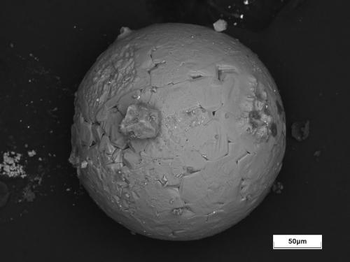 Detalle de la partícula. Obsérvese cómo está formado por cristales. Esta partícula se emite a la atmósfera como una gota fundida, y cristaliza al enfriar, dando un patrón característico de cristales de, normalmente, magnetita. (Autor: Cesar M. Salvan)