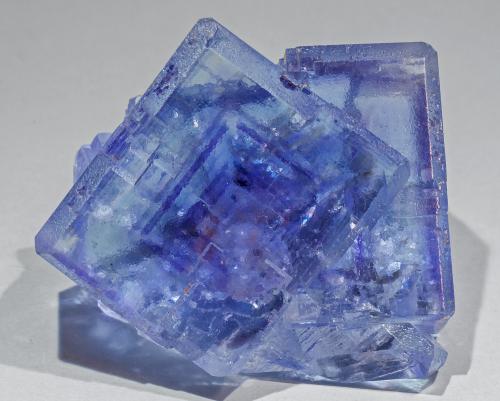 Fluorita<br />La Viesca Mine, La Collada mining area, Huergo, Siero, Comarca Oviedo, Principality of Asturias (Asturias), Spain<br />Tamaño de la pieza: 6 × 6 × 4.2 cm / cristal principal 4 × 3.5 cm<br /> (Autor: Jordi Fabre)
