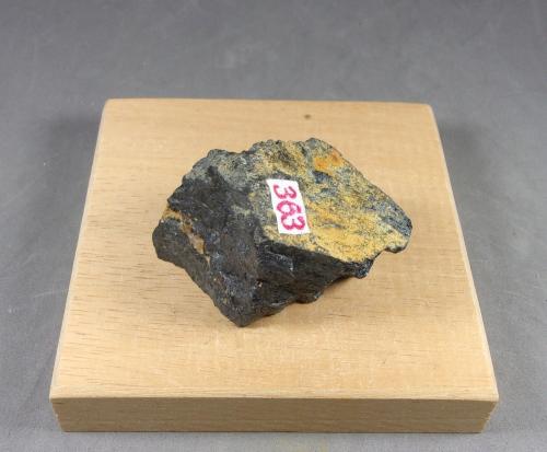 Rutilo (variedad rutilo niobífero)<br />Diéresis Mine, Puerto del Cabril, Hornachuelos, Comarca Valle Medio del Guadalquivir, Córdoba, Andalusia, Spain<br />5 × 3,1 × 2,9 cm.  80,3 g.<br /> (Autor: J. G. Alcolea)