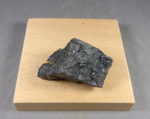 Rutilo (variedad rutilo niobífero)<br />Diéresis Mine, Puerto del Cabril, Hornachuelos, Comarca Valle Medio del Guadalquivir, Córdoba, Andalusia, Spain<br />5 × 3,1 × 2,9 cm.  80,3 g.<br /> (Autor: J. G. Alcolea)
