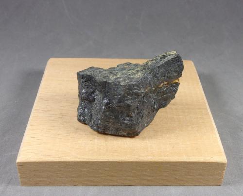 Rutilo (variedad rutilo niobífero)<br />Diéresis Mine, Puerto del Cabril, Hornachuelos, Comarca Valle Medio del Guadalquivir, Córdoba, Andalusia, Spain<br />5 × 3,1 × 2,9 cm.  80,3 g.<br /> (Autor: J. G. Alcolea)