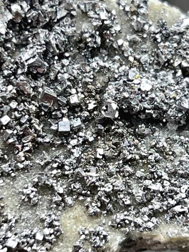 Galena<br />Berta Quarry, Can Domènech Hill, Roques Blanques Mountains, Sant Cugat del Vallès-El Papiol, Comarca Vallès Occidental / Baix Llobregat, Barcelona, Catalonia / Catalunya, Spain<br />9,1 x 3,4 x 3 cm.  Cristal mayor 2 milímetros.<br /> (Autor: J. G. Alcolea)