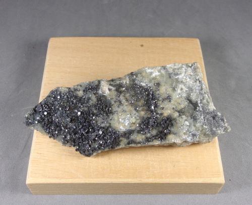 Galena<br />Berta Quarry, Can Domènech Hill, Roques Blanques Mountains, Sant Cugat del Vallès-El Papiol, Comarca Vallès Occidental / Baix Llobregat, Barcelona, Catalonia / Catalunya, Spain<br />9,1 x 3,4 x 3 cm.  Cristal mayor 2 milímetros.<br /> (Autor: J. G. Alcolea)