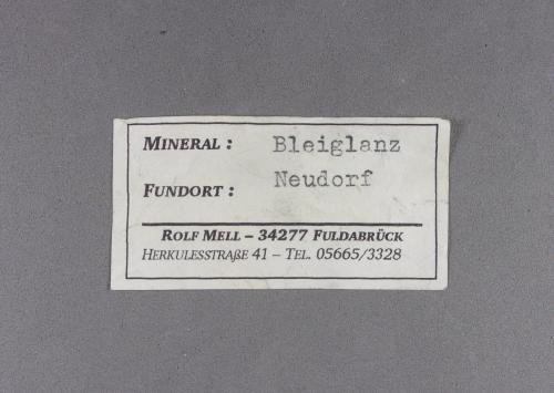 _Etiqueta Galena<br />Neudorf, Distrito minero Harzgerode, Harz, Sajonia-Anhalt/Sachsen-Anhalt, Alemania<br />7 × 5,6 × 4 cm.  525,9 g.<br /> (Autor: J. G. Alcolea)