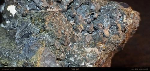 Bournonita y galena<br />Distrito Quiruvilca, Provincia Santiago de Chuco, Departamento La Libertad, Perú<br />6 x 5,5 x 6 cm<br /> (Autor: Felipe Abolafia)