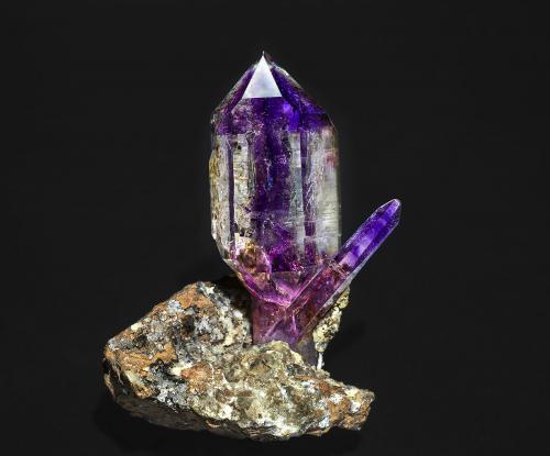 Quartz (variety amethyst)<br />Brandberg area, Erongo Region, Namibia<br />8.7 x 6.1 cm<br /> (Author: am mizunaka)