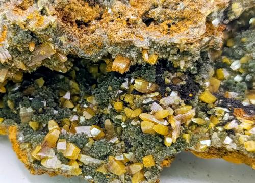 Wulfenita, mimetita y limonita.<br />Mina Ojuela, Mapimí, Municipio Mapimí, Durango, México<br />18 x 8 cm<br /> (Autor: AntonioJesus)