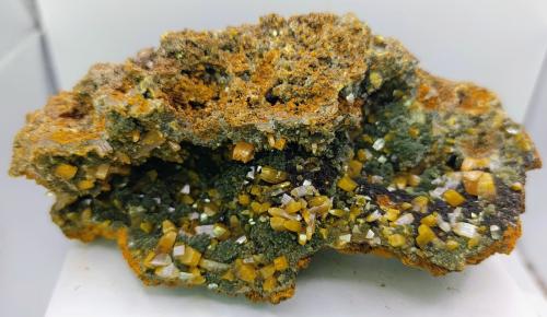 Wulfenita, mimetita y limonita.<br />Mina Ojuela, Mapimí, Municipio Mapimí, Durango, México<br />18 x 8 cm<br /> (Autor: AntonioJesus)