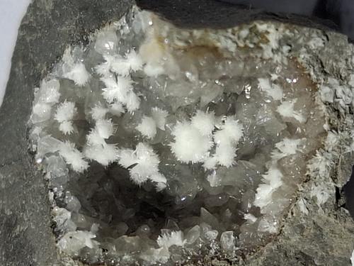 Strontianite, Calcite<br />Penarth Beach, Penarth, Municipality Vale of Glamorgan, Wales / United Kingdom<br />1,5 x 1,5 cm<br /> (Author: Volkmar Stingl)