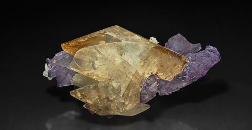 Fluorite, Calcite<br />Elmwood Mine, Carthage, Central Tennessee Ba-F-Pb-Zn District, Smith County, Tennessee, USA<br />12.0 x 6.5 cm<br /> (Author: am mizunaka)