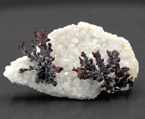 Copper, Calcite<br />Bisbee, Distrito Warren, Montes Mule, Condado Cochise, Arizona, USA<br />Specimen size 3,5 cm<br /> (Author: Tobi)