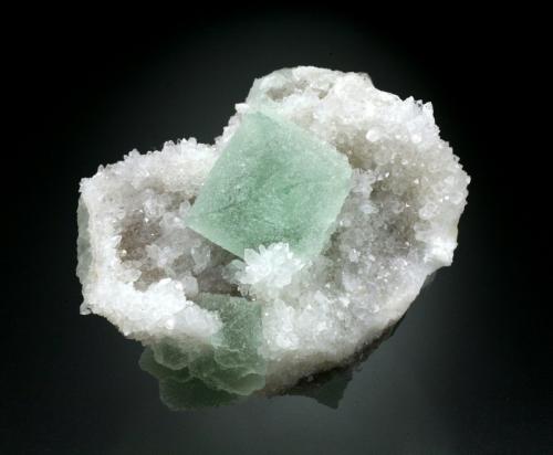 Fluorite, Quartz<br />Mina Homestake-Jack Pot, Black Mountains, Distrito Oatman-Distrito San Francisco, Condado Mohave, Arizona, USA<br />6x4x3 cm overall size<br /> (Author: Jesse Fisher)