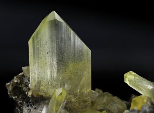 Anglesita<br />Zona minera Touissit, Distrito Touissit, Provincia Jerada, Región Oriental, Marruecos<br />cristal principal: 1.6 × 1 cm<br /> (Autor: Jordi Fabre)