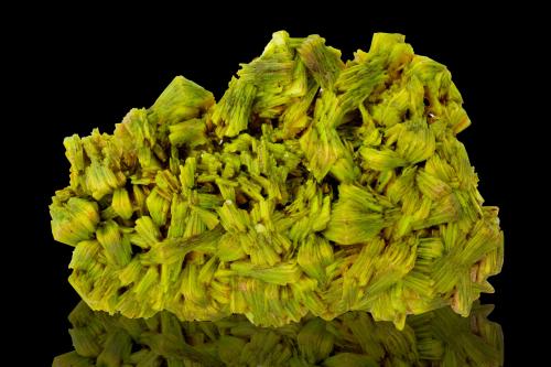 Uranocircite<br />São Pedro do Suaçuí, Municipio São Pedro do Suaçuí, Governador Valadares, Vale do Rio Doce, Minas Gerais, Brasil<br />10.5 x 7 x 2 cm / main crystal: 2.2 cm<br /> (Author: MIM Museum)