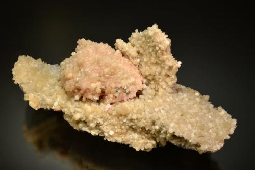 Stilbite<br />Depósito Starnitsa, Campo minero Davidkovo, Montes Rhodope, Smolyan Oblast, Bulgaria<br />14.0 x 6.5 x 6.0 cm<br /> (Author: Michael Shaw)