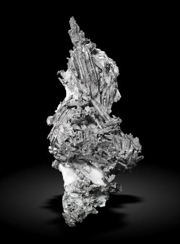 Allargentum on Calcite<br />Mina Bouismas, Agdz, distrito minero Bou Azzer, Provincia Zagora, Región Drâa-Tafilalet, Marruecos<br />Specimen size: 12 × 5.7 × 4.4 cm<br /> (Author: Jordi Fabre)