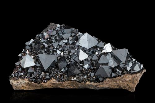 Magnetita<br />Mina Tazna (Mina Tazna-Rosario), Cerro Tazna, Distrito Atocha-Quechisla, Provincia Nor Chichas, Departamento Potosí, Bolivia<br />15 x 8.5 x 4.5 cm / Cristal principal: 2.3 cm<br /> (Autor: Museo MIM)