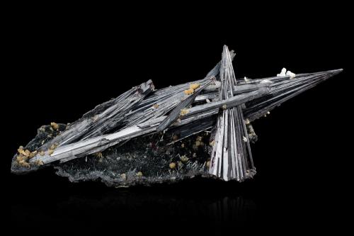 Kermesite with Pääkkönenite<br />Wenshan, Prefectura autónoma Wenshan, Provincia Yunnan, China<br />14 x 5.5 x 4.5 cm / main crystal: 10.2 cm<br /> (Author: MIM Museum)