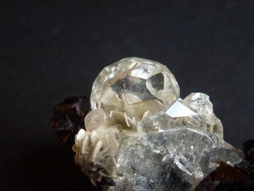 Berilo (variedad goshenita), Moscovita (Grupo Mica)<br />Huya, Monte Xuebaoding, Pingwu, Prefectura Mianyang, Provincia Sichuan, China<br />5 x 4 cm. la pieza,1 x 1 cm.. el cristal<br /> (Autor: javier ruiz martin)