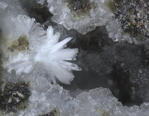Gonnardita y phillipsita-Ca<br />Cantera Cerrillo Moreno, Cerro Moreno, Almagro, Comarca Campo de Calatrava, Ciudad Real, Castilla-La Mancha, España<br />Campo de visión de  3 mm.<br /> (Autor: Antonio Carmona)