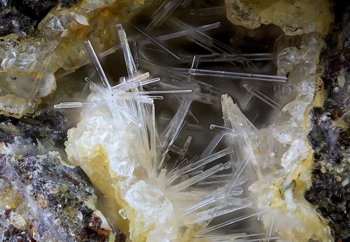 Natrolita<br />Agua de Bueyes, Antigua, Fuerteventura, Provincia de Las Palmas, Canarias, España<br />Campo de visión de  4 mm.<br /> (Autor: Antonio Carmona)