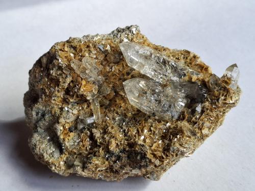 Quartz (variety rock crystal), Muscovite<br />Griesspass, Ulrichen, Obergoms, Goms, Wallis (Valais), Switerland<br />7 x 5 cm<br /> (Author: Volkmar Stingl)