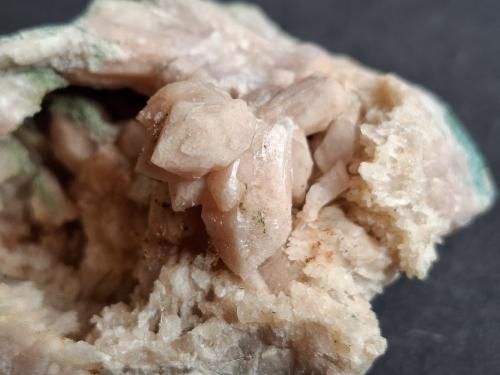 Quartz (variety rose quartz)<br /><br />8 x 5,5 cm<br /> (Author: Volkmar Stingl)