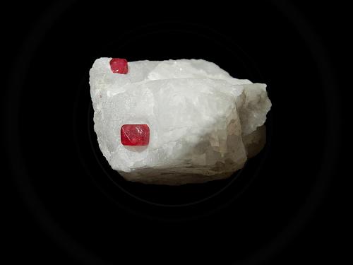 Spinel and Calcite<br />Mogok, Distrito Pyin-Oo-Lwin, Región Mandalay (Division Mandalay), Myanmar (Burma)<br />30 mm x 20 mm x 10 mm<br /> (Author: Dany Mabillard)
