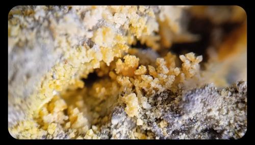 Steropesite<br />Cráter La Fossa, Isla Vulcano, Islas Eolias, Lípari, Provincia Messina, Sicilia, Italia<br />0.5-1.5 mm.<br /> (Author: mineralenzo)