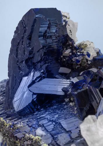 Azurite with Cerussite<br />Mina Tsumeb, Tsumeb, Región Otjikoto, Namibia<br />main crystal size: 7.1 × 3 cm<br /> (Author: Jordi Fabre)