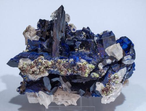 Azurite with Cesussite<br />Mina Tsumeb, Tsumeb, Región Otjikoto, Namibia<br />10 × 7.8 × 5 cm<br /> (Author: Jordi Fabre)