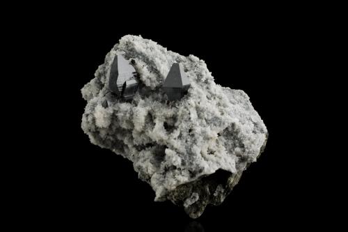 Anatasa en Albita<br />Hardangervidda, Hordaland, Norway<br />8 x 5.5 x 6.5 cm / Cristal principal: 2 cm<br /> (Autor: Museo MIM)
