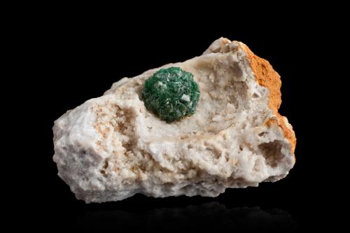 Variscita<br />Variscite occurrence, Serra do Roncador area, Ribeirão Cascalheira, Nordeste Mato-Grossense, Mato Grosso, Brazil<br />6 x 4 x 3.5 cm / Cristal principal: 0.2 cm<br /> (Autor: Museo MIM)