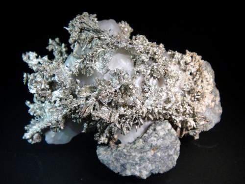 Plata, Calcita<br />Mina Bouismas, Agdz, distrito minero Bou Azzer, Provincia Zagora, Región Drâa-Tafilalet, Marruecos<br />5,5 x 5 cm.<br /> (Autor: Antonio P. López)