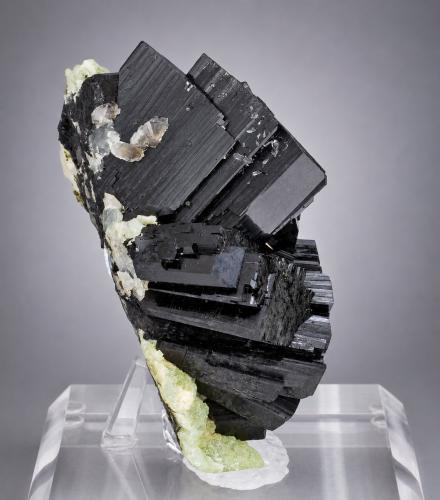 Babingtonita con Prehnita<br />Babingtonite occurrences, Qiaojia, Zhaotong Prefecture, Yunnan Province, China<br />tamaño de la pieza: 9.8 × 6.8 × 4.5 cm / cristal principal: 5 × 4 cm<br /> (Autor: Jordi Fabre)