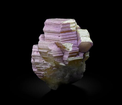 Fluorite, Weloganite<br />Cantera Francon, Montréal, Distrito St. Michel, Condado Jacques Cartier, Québec, Canadá<br />1 cm x 1 cm x 1.5 cm<br /> (Author: Antonio Nazario)