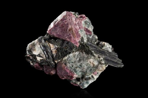 Eudialyte on Aegirine<br />Kangerdluarsuk, Complejo Ilímaussaq, zona Narsaq, Kommuner Kujalleq, Sudoeste Groenlandia, Groenlandia, Dinamarca<br />10 x 7 x 5 cm / main crystal: 4.2 cm<br /> (Author: MIM Museum)