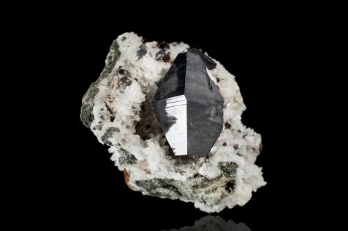 Anatasa en Albita<br />Hardangervidda, Hordaland, Noruega<br />3.5 x 5 x 4 cm / Cristal principal: 2.3 cm<br /> (Autor: Museo MIM)