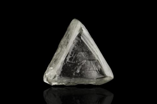 Diamante<br />Kimberley, Distrito Francis Baard, Provincia Septentrional del Cabo, Sudáfrica<br />1.5 x 1.5 x 0.5 cm<br /> (Autor: Museo MIM)
