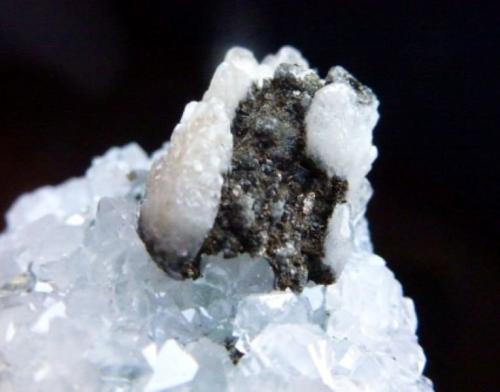 Fluorita, Cuarzo, Calcita, Pirita<br />El Hammam, Ait Mimoune, Provincia Khémisset, Región Rabat-Salé-Kénitra, Marruecos<br />5 x 4 cm.<br /> (Autor: javier ruiz martin)