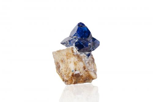 Cumengeite with Boleite on Anglesite<br />Amelia Mine, Santa Rosalía (El Boleo), Boleo District, Municipio Mulegé, Baja California Sur, Mexico<br />1.5 x 1.5 x 1.5 cm / main crystal: 1.1 cm<br /> (Author: MIM Museum)