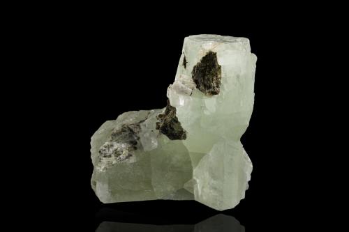 Brucite<br />-----<br />10 x 7.5 x 9.5 cm / main crystal: 8 cm<br /> (Author: MIM Museum)