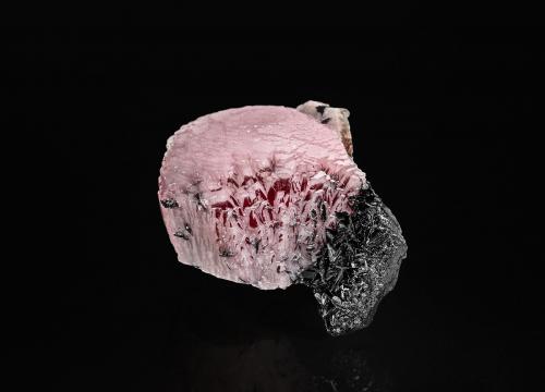 Rhodochrosite, Manganite<br />N'Chwaning Mines, Joe Morolong Local Municipality, John Taolo Gaetsewe District Municipality, Northern Cape, South Africa<br />2.6 x 2.1 cm<br /> (Author: am mizunaka)