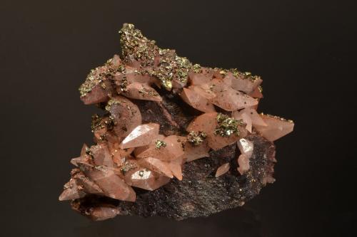 Calcite and Chalcopyrite on Hematite<br />Mina Pea Ridge, Sullivan, Condado Washington, Missouri, USA<br />7.0 x 6.0 x 3.0 cm<br /> (Author: Michael Shaw)