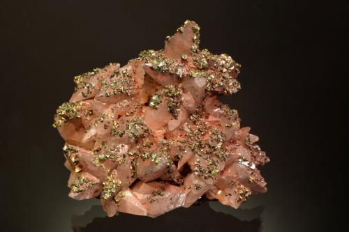 Calcite and Chalcopyrite on Hematite<br />Mina Pea Ridge, Sullivan, Condado Washington, Missouri, USA<br />7.0 x 6.0 x 3.0 cm<br /> (Author: Michael Shaw)