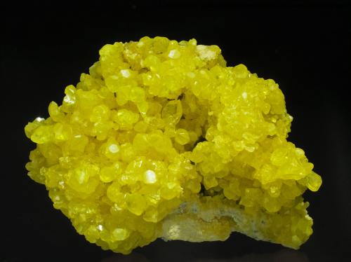 Sulphur<br />San Felipe, Mexicali, Baja California, Baja California, México<br />Specimen size: 8.7 × 6.7 × 4.7 cm / main crystal size: 1 × 0.5 cm<br /> (Author: Jordi Fabre)
